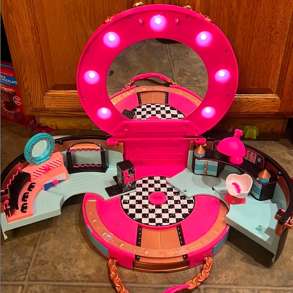 LOL Surprise Salon Fold Up Playset
